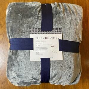 NEW TOMMY HILFIGER Queen Or Full Size Gray Plush Throw Blanket Fleece 90 X 90